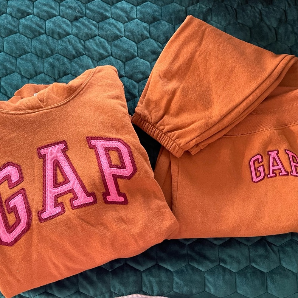 GAP FACTORY Logo Pullover & Logo Joggers